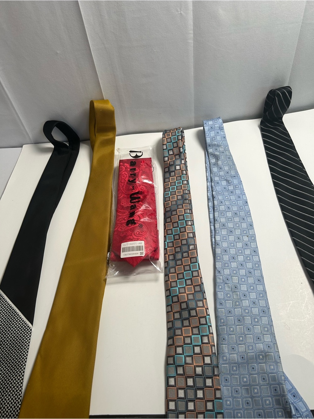 Men's New & Used  Solid & Patterned Silk -Polyester etc ties for fm and cas wear